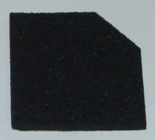 Schwarzes Stück Dichtung mit einer abgeschrägten Ecke, geeignet für Installationen von Daikin Produkten. Zeigt die Textur und Form der Dichtung.